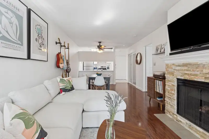 303 189 E 16TH AVENUE - photo 4 of 21