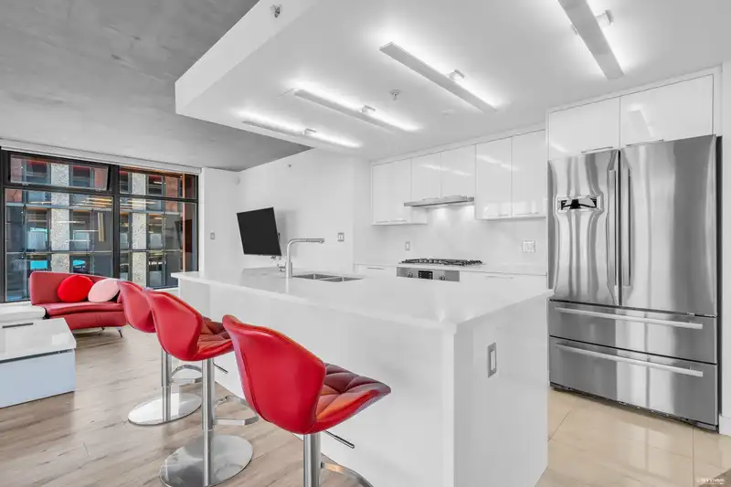 610 128 W CORDOVA STREET - photo 3 of 34