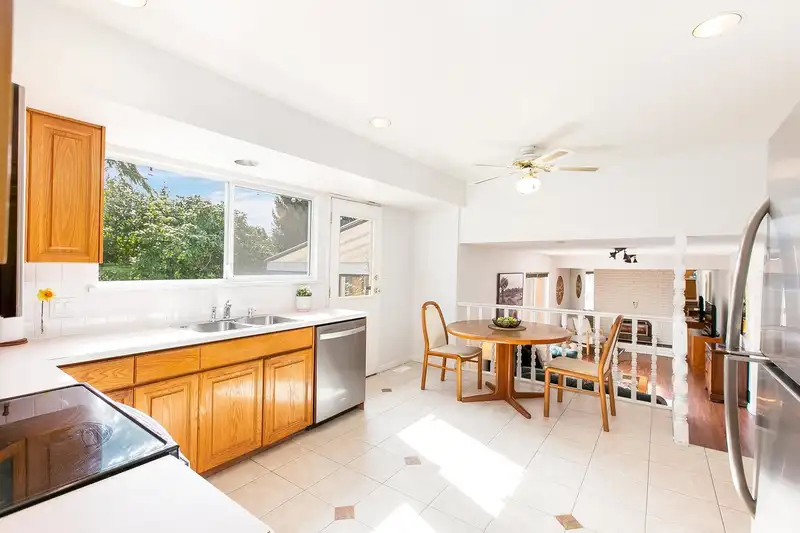 1601 PLATT CRESCENT - photo 3 of 33