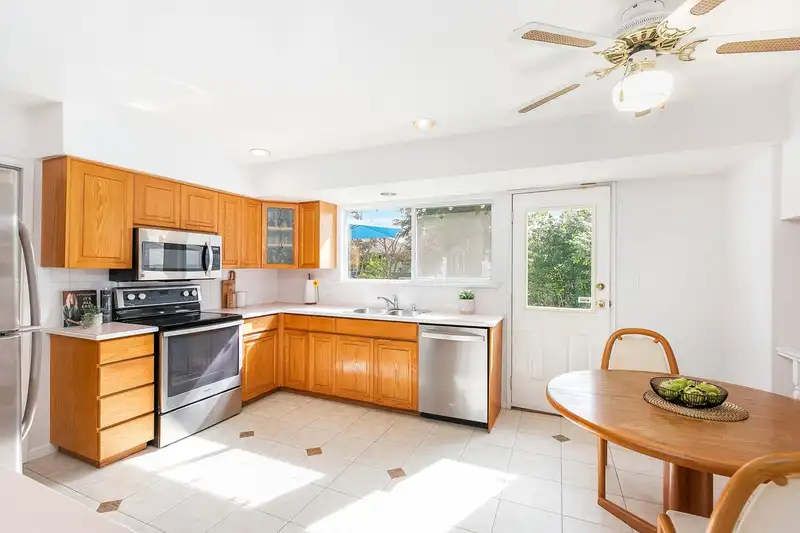 1601 PLATT CRESCENT - photo 4 of 33