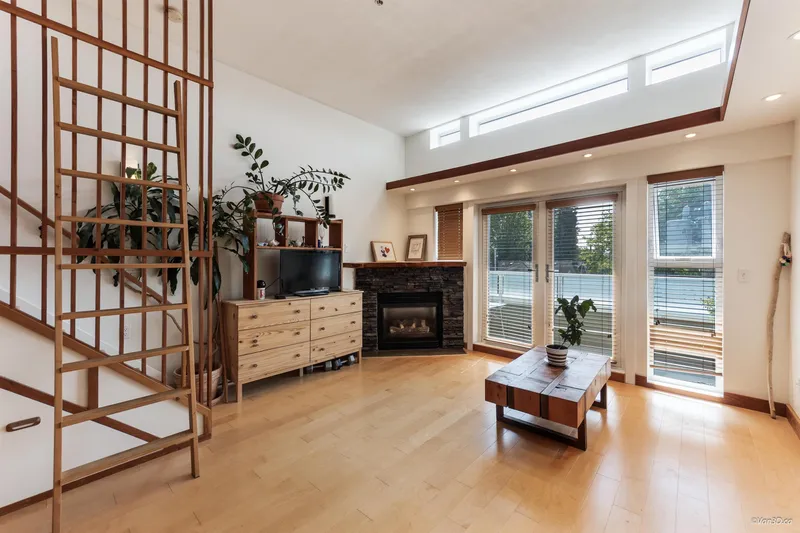 307 980 W 22ND AVENUE - photo 4 of 25