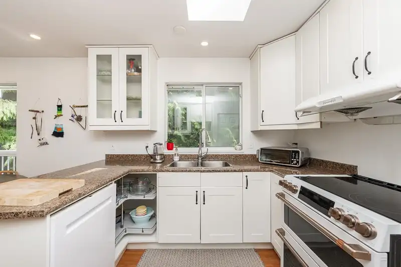1221 ROCHESTER AVENUE - photo 4 of 34
