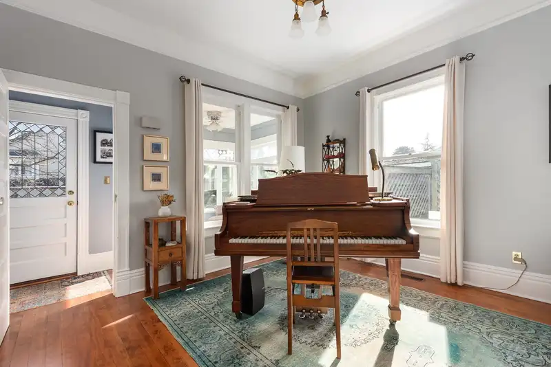 313 WARREN AVENUE - photo 3 of 40