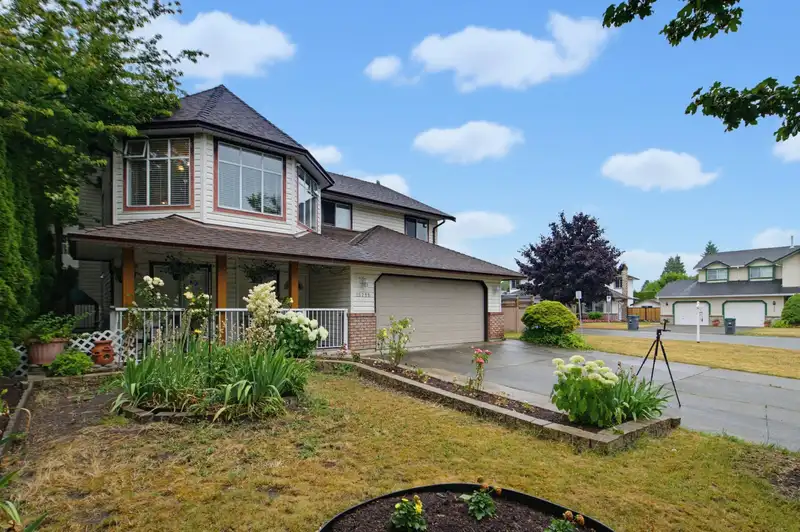 15299 93A AVENUE - photo 2 of 40
