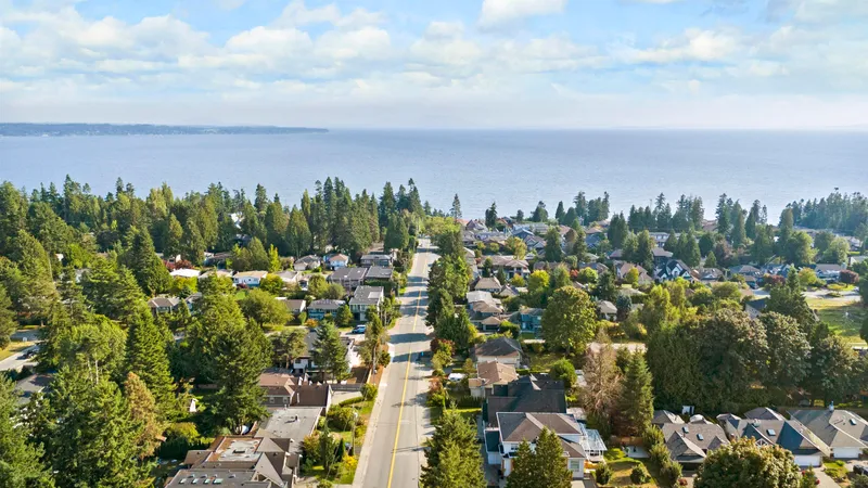 209 13585 16 AVENUE - photo 2 of 25