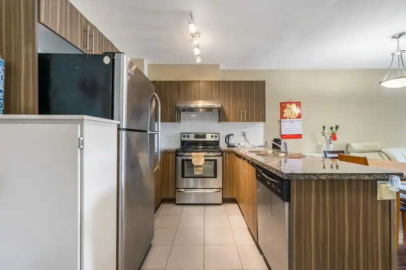 305 1239 KINGSWAY - photo 2 of 17