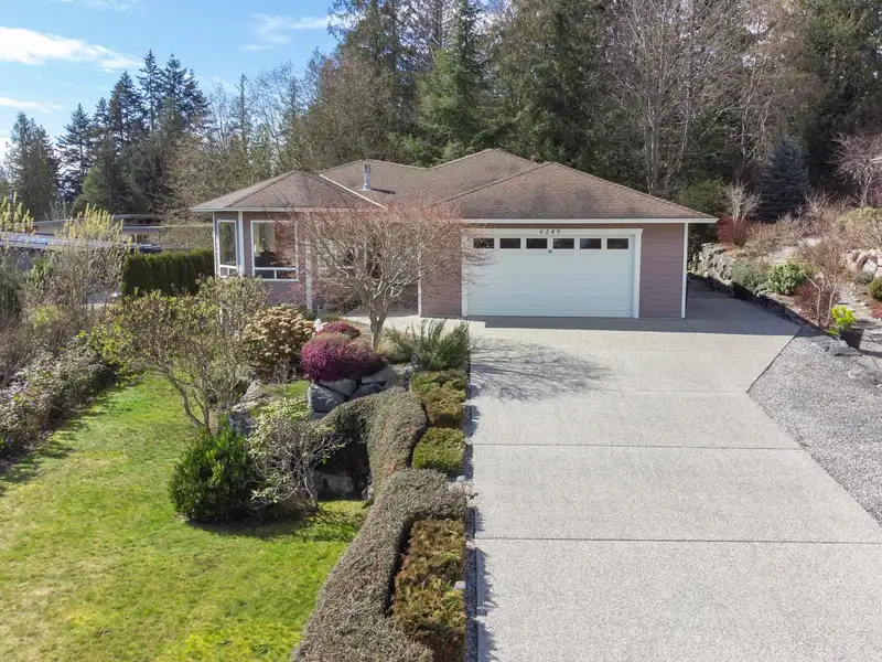 6249 BAILLIE ROAD - photo 2 of 33