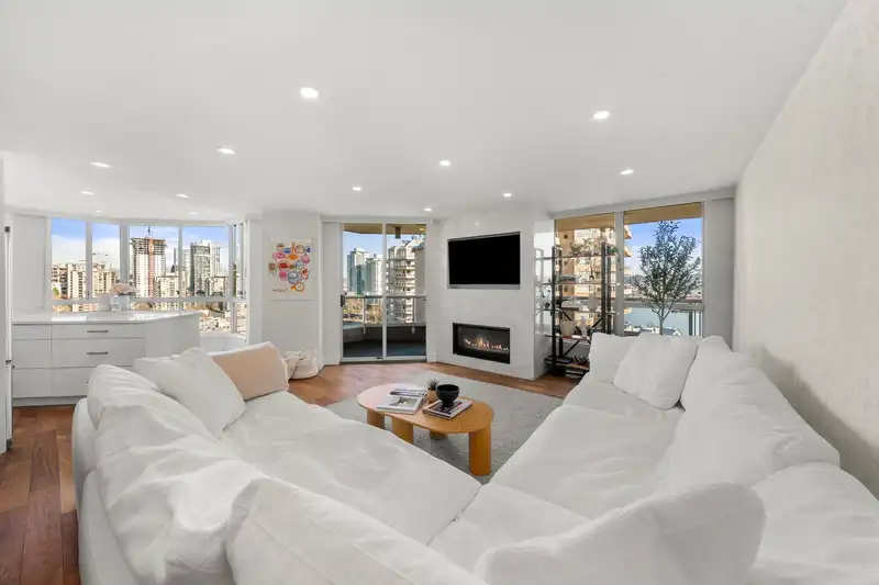1704 1245 QUAYSIDE DRIVE - photo 2 of 36