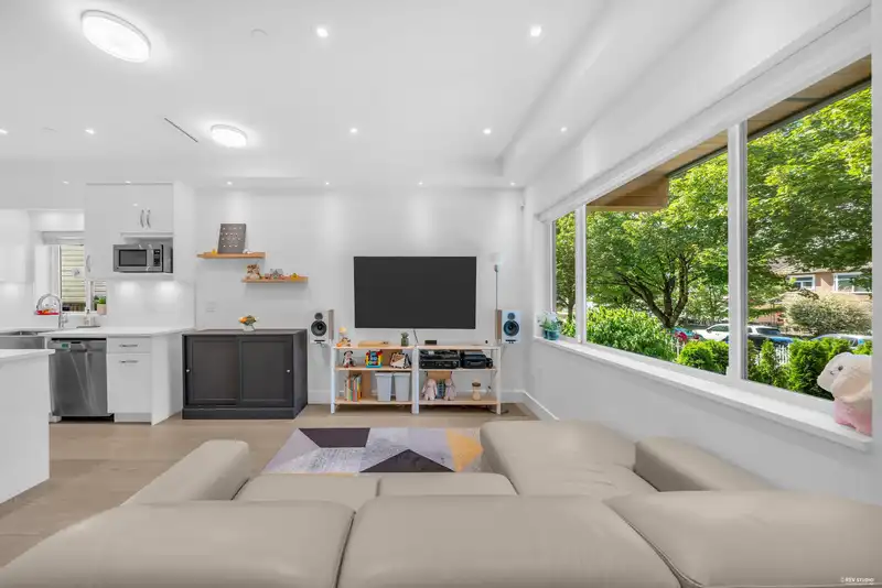 3342 E 24TH AVENUE - photo 4 of 37