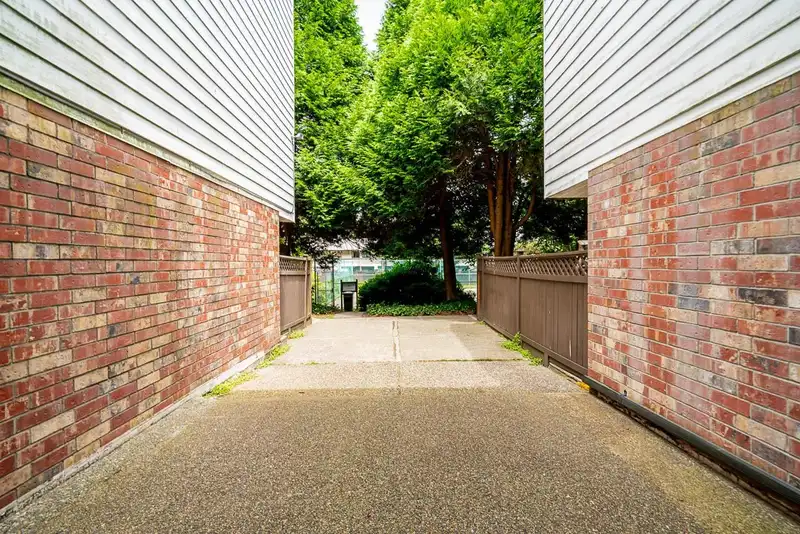 107 13977 74 AVENUE - photo 4 of 32