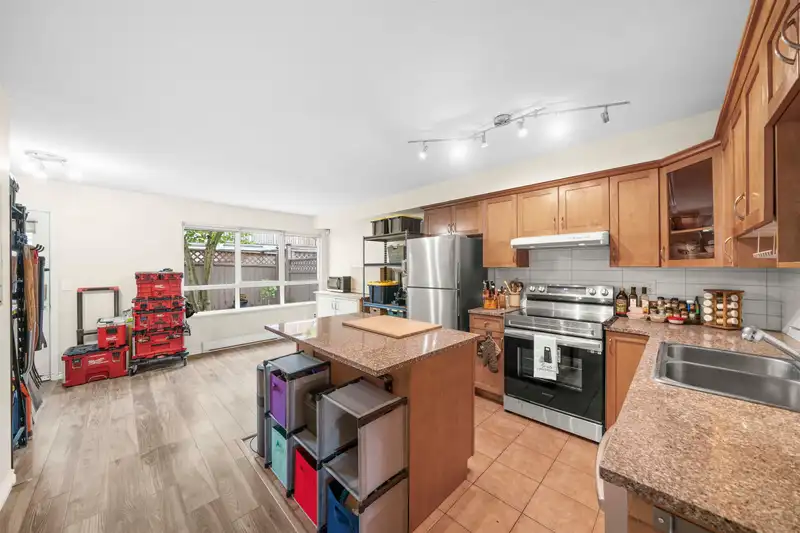 2 910 W 16TH STREET - photo 2 of 25