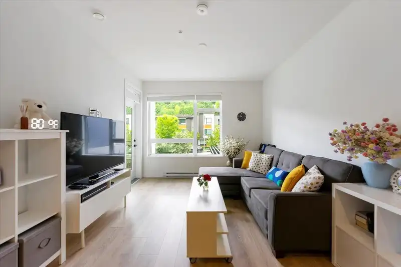 211 3018 ST GEORGE STREET - photo 1 of 20