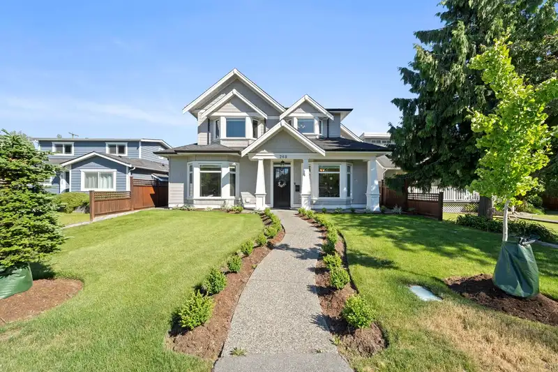 260 DOUGLAS CRESCENT - photo 2 of 39