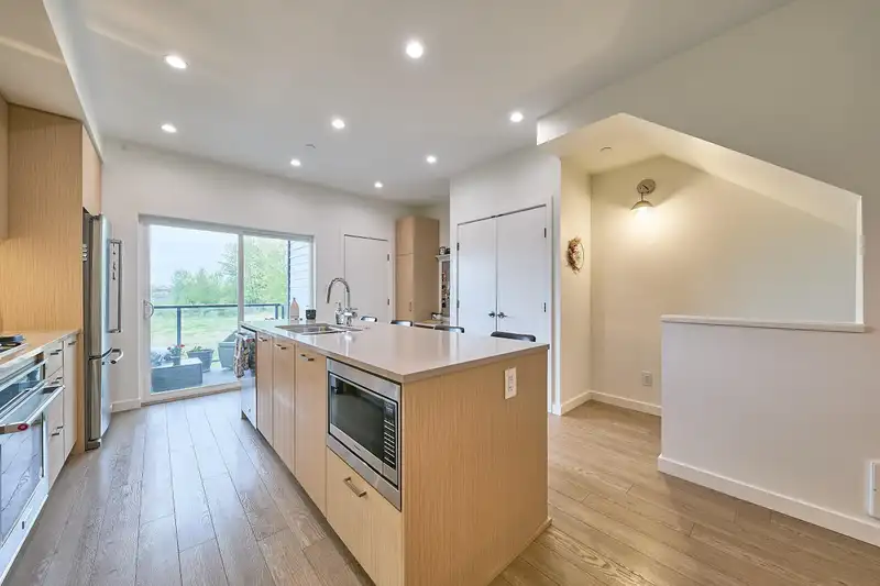 204 19451 SUTTON AVENUE - photo 3 of 40