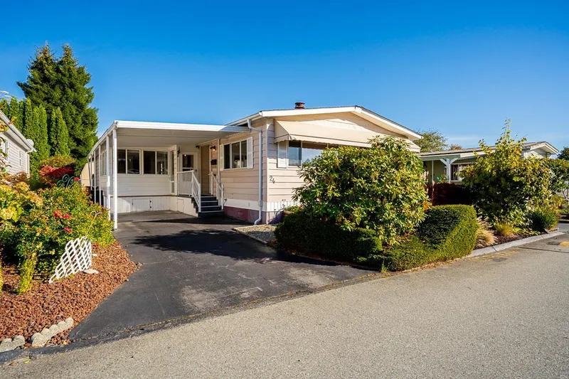 24 15875 20 AVENUE - photo 2 of 25