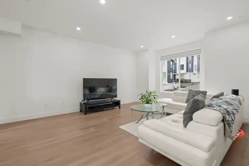 10 14355 62 AVENUE - photo 4 of 40