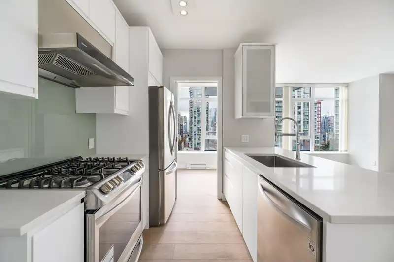 907 480 ROBSON STREET - photo 3 of 24