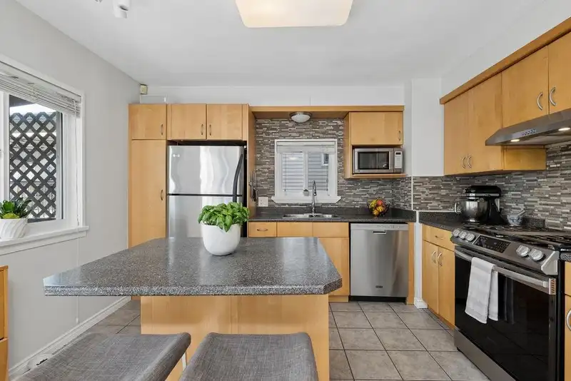 4344 SKEENA STREET - photo 4 of 37