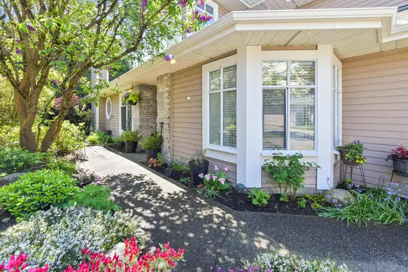5 15273 24 AVENUE - photo 2 of 33
