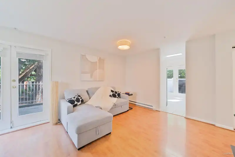 71 6588 SOUTHOAKS CRESCENT - photo 3 of 25