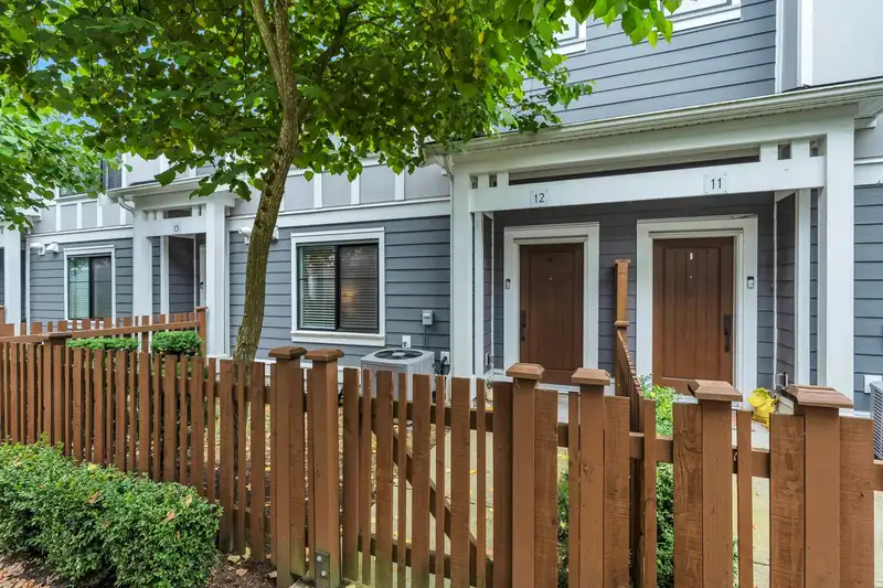 12 19133 73 AVENUE - photo 2 of 40