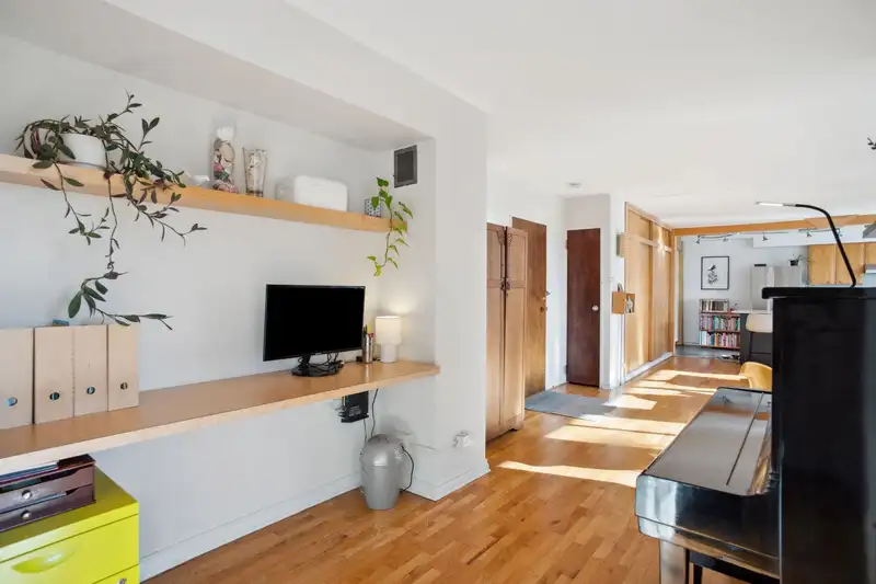 522 1445 MARPOLE AVENUE - photo 2 of 20