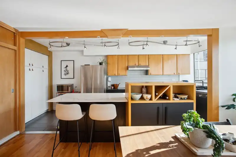 522 1445 MARPOLE AVENUE - photo 3 of 20