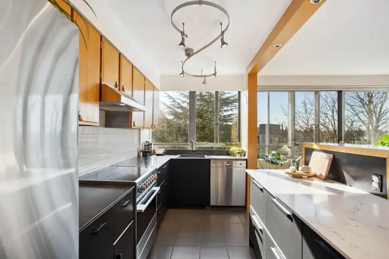 522 1445 MARPOLE AVENUE - photo 4 of 20