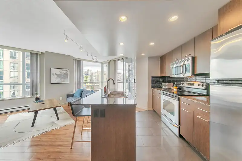 1102 1212 HOWE STREET - photo 2 of 15
