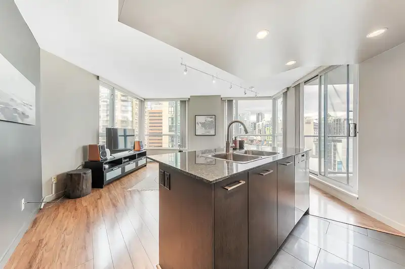 1102 1212 HOWE STREET - photo 4 of 15