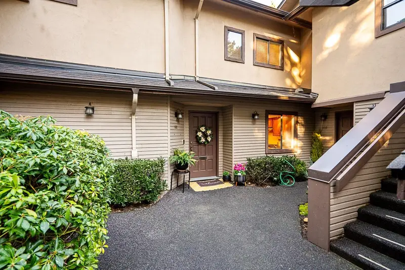 102 12747 16 AVENUE - photo 3 of 25