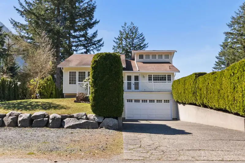 21376 LAKEVIEW CRESCENT - photo 2 of 40