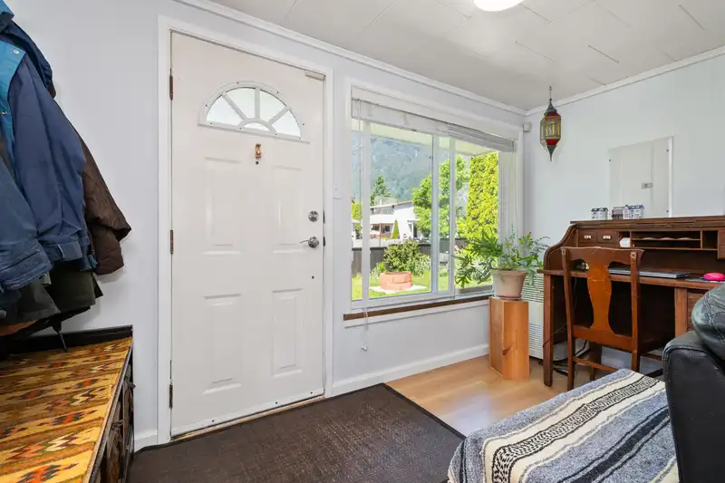435 HEMLOCK AVENUE - photo 2 of 28