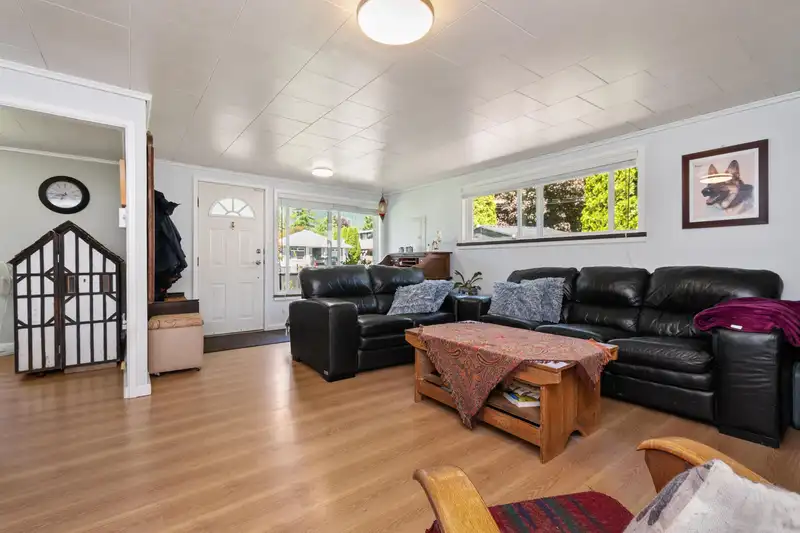 435 HEMLOCK AVENUE - photo 3 of 28