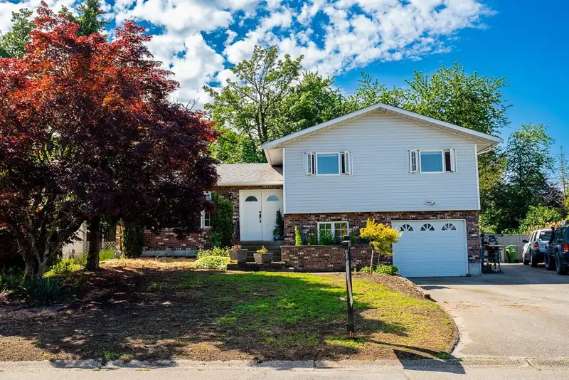 46070 ROY AVENUE - photo 3 of 40