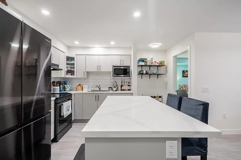 202 19730 56 AVENUE - photo 2 of 17