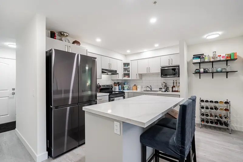 202 19730 56 AVENUE - photo 3 of 17