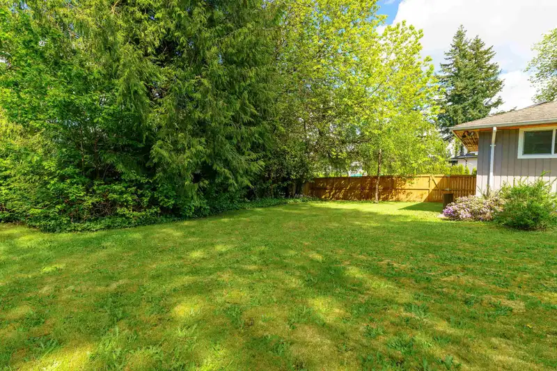 1209 CREST COURT - photo 3 of 36