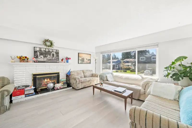 11925 92A AVENUE - photo 4 of 34