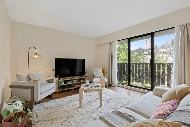305 175 E 4TH STREET - photo 1 of 14