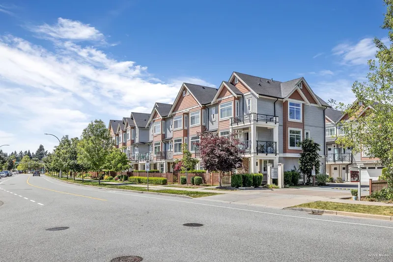 7 12091 70 AVENUE - photo 2 of 25