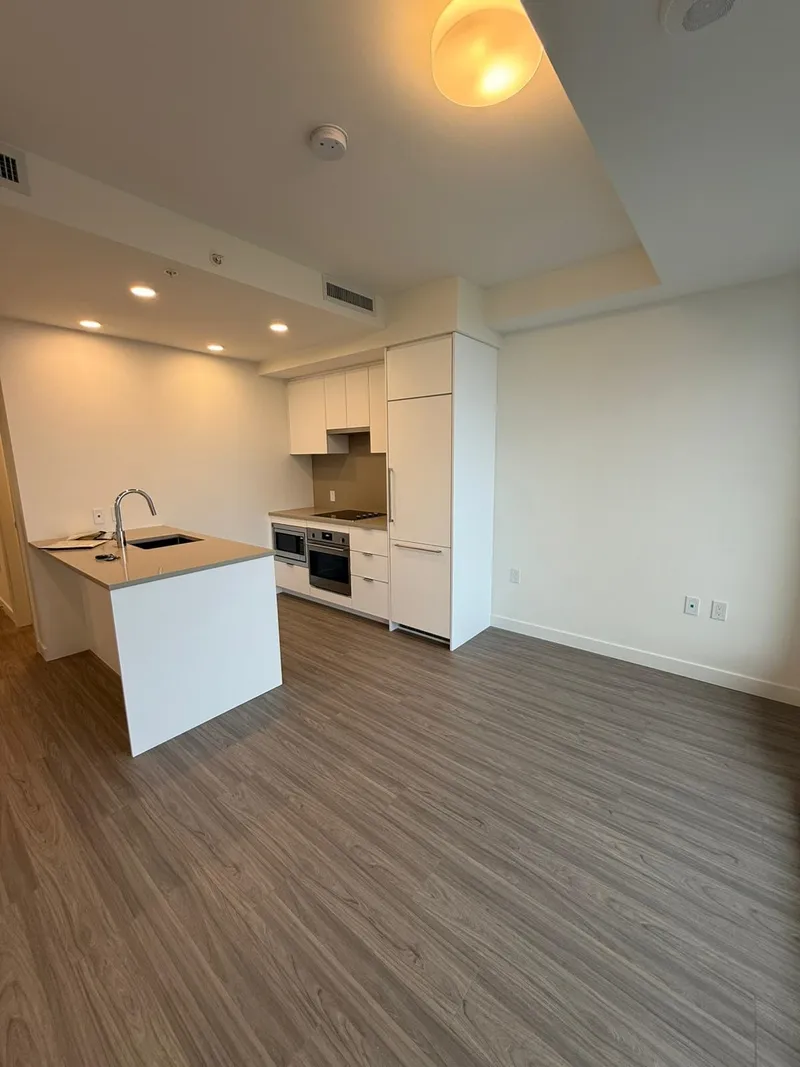 3403 13675 107A AVENUE - photo 1 of 8