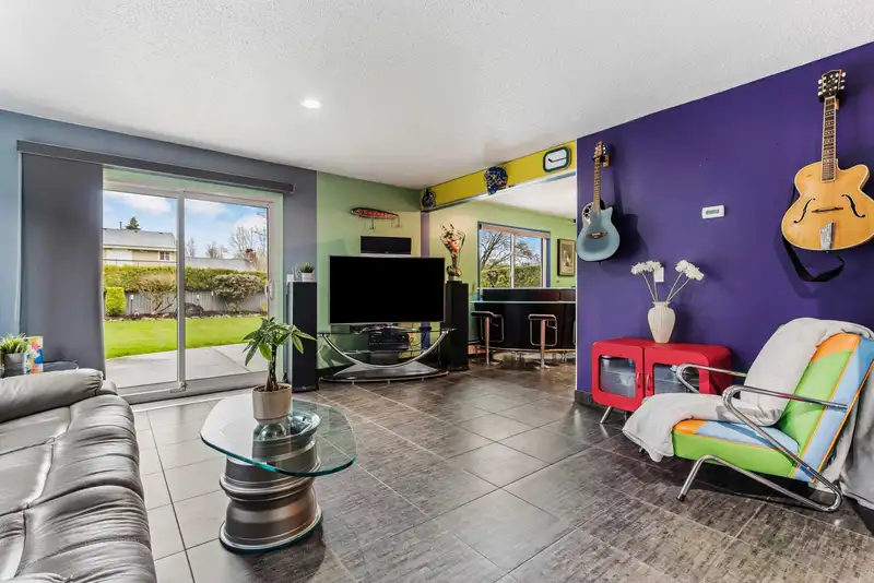 46237 STRATHCONA ROAD - photo 4 of 40