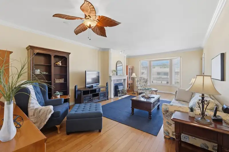 301 20680 56 AVENUE - photo 1 of 27