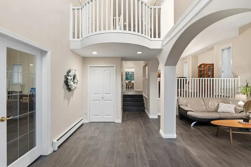 305 SORRENTO PLACE - photo 3 of 25