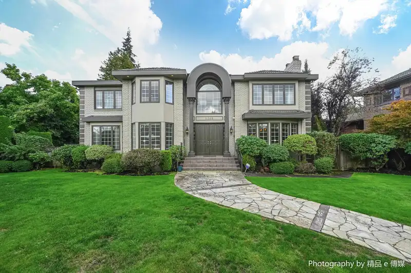1368 MINTO CRESCENT - photo 1 of 16