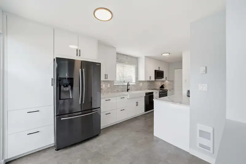 14 6250 48A AVENUE - photo 2 of 31