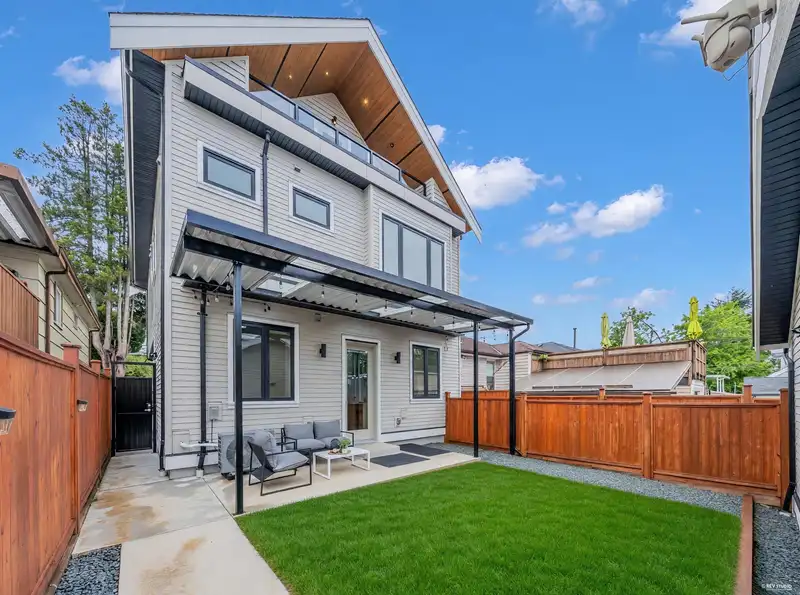 2 3627 E 45TH AVENUE - photo 2 of 34