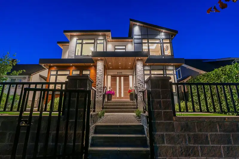 1111 DUBLIN STREET - photo 2 of 29