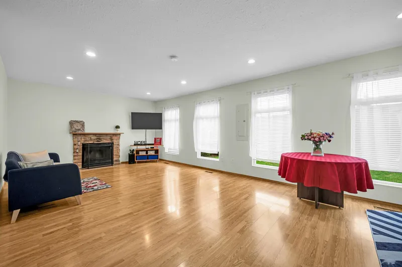 773 PRAIRIE AVENUE - photo 3 of 25